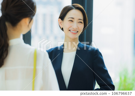 Women Shopping 106796637