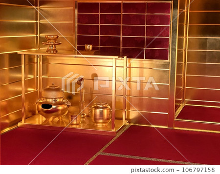 [Japanese history] The golden tea room built by Toyotomi Hideyoshi (restored) at the Saga Prefectural Nagoya Castle Museum (tea utensils, close-up) 106797158