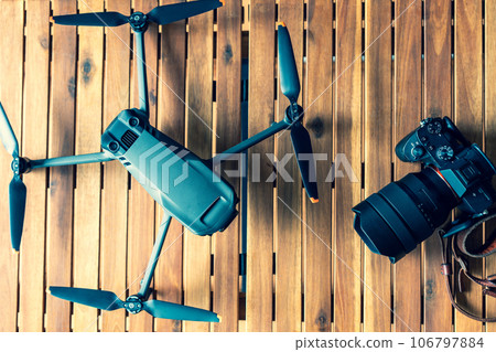 [Photography equipment] Drone and mirrorless single-lens camera [Creator] 106797884