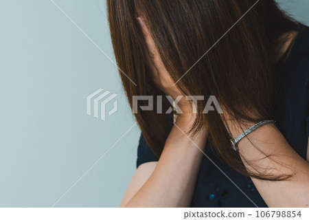 Woman crying 106798854