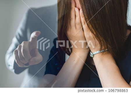 女人被指責 106798863