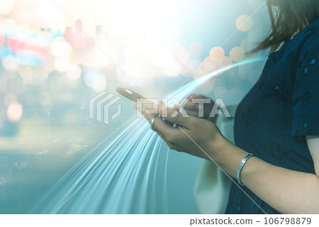 操作智能手機的女人 106798879