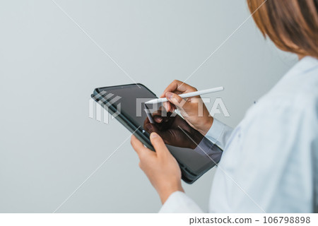 白色的一位女士 106798898