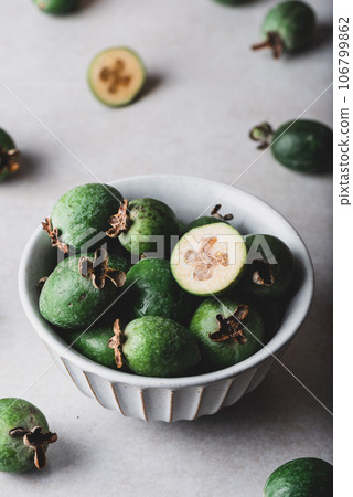 Bowl of feijoa fruits on concrete background 106799862
