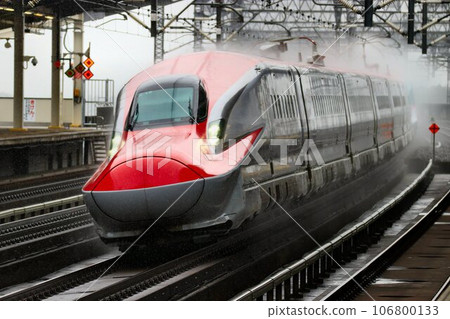 Akita Shinkansen E6 series "Komachi" heading to Akita at Nasushiobara Station Akita Shinkansen E6 series "Komachi" heading to Akita at Nasushiobara Station 106800133