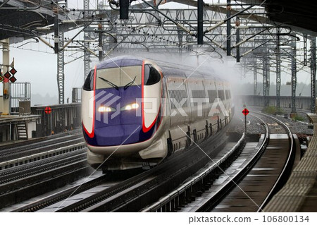 Run through a high-speed curve to Yamagata ... Yamagata Shinkansen E3 series "Tsubasa" at Nasushiobara Station 106800134