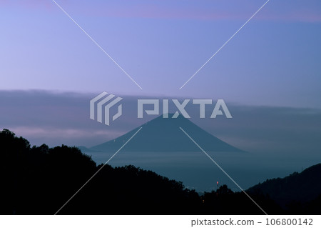 長坂町北斗市，黎明時分通往富士山頂的一線燈光 106800142