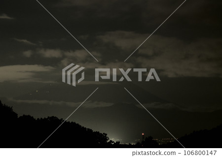 長坂町北斗市,黎明時分通往富士山頂的一線燈光 長坂町北斗市,黎明時分通往富士山頂的一線燈光 106800147
