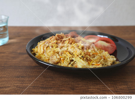 木桌上的黑盤上的 Biryani 木桌上的黑盤上的 Biryani 106800299