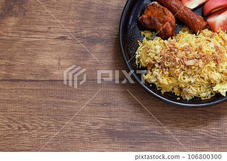 木桌上的黑盤上的 Biryani 木桌上的黑盤上的 Biryani 106800300