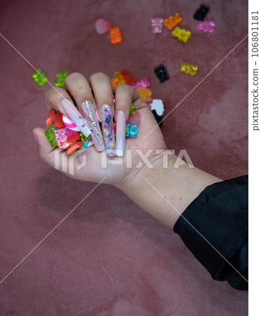hand tightens the colors hand tightens the colors 106801181