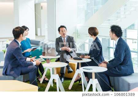 Business people chatting in the office lobby Business people chatting in the office lobby 106801389