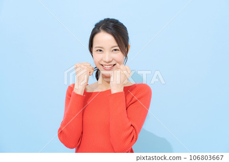 一個穿紅衣服的女人的肖像 106803667