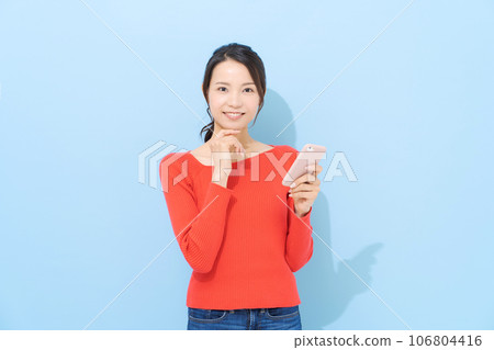 Women's portrait with a smartphone Women's portrait with a smartphone 106804416
