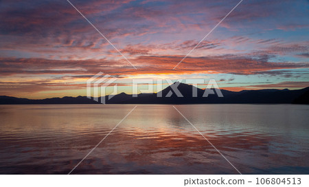 Sunset glow of Lake Shikotsu Sunset glow of Lake Shikotsu 106804513