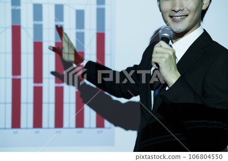 Young businessman giving a lecture at a business seminar 106804550