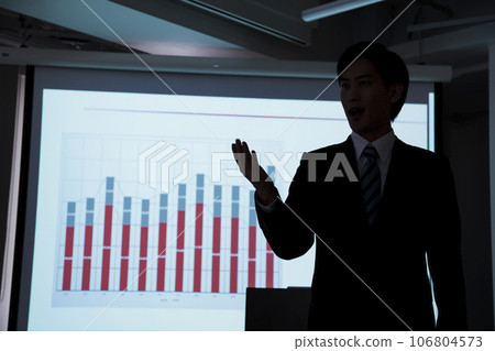 年輕商人在商業研討會上演講 106804573