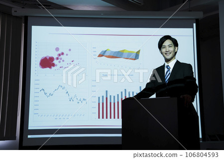 一位年輕商人在會議上使用投影儀進行演示 一位年輕商人在會議上使用投影儀進行演示 106804593