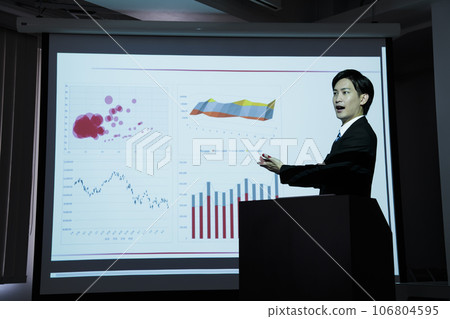 一位年輕商人在會議上使用投影儀進行演示 106804595