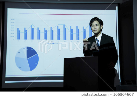 Young businessman giving a lecture at a business seminar 106804607