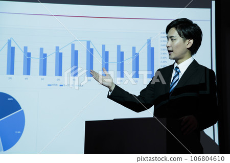Young businessman giving a lecture at a business seminar 106804610