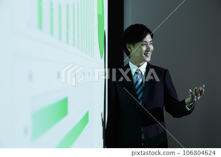 Young businessman giving a lecture at a business seminar 106804624