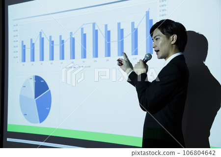 Young businessman giving a lecture at a business seminar 106804642