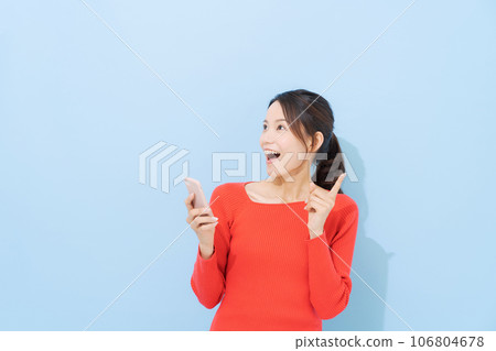 Women's portrait with a smartphone 106804678