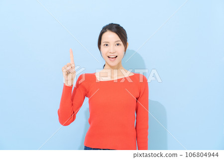 一個穿紅衣服的女人的肖像 106804944