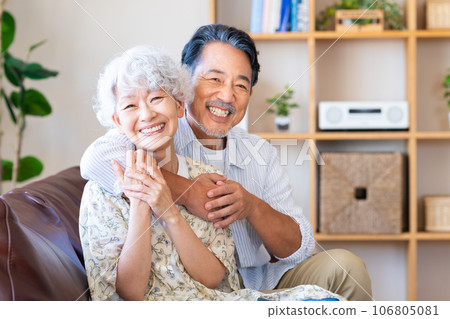 A friendly senior couple relaxing in the living room 106805081