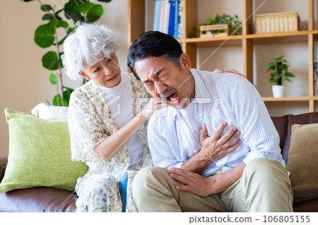 丈夫和妻子胸痛 丈夫和妻子胸痛 106805155