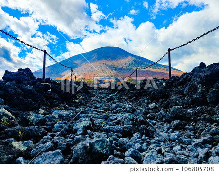 Yakehashiri lava flow and Mt. Iwate (autumn) 106805708