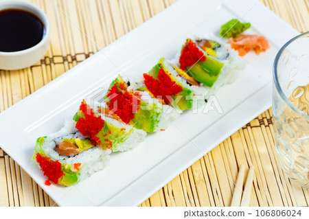 Uramaki with tobico topping 106806024