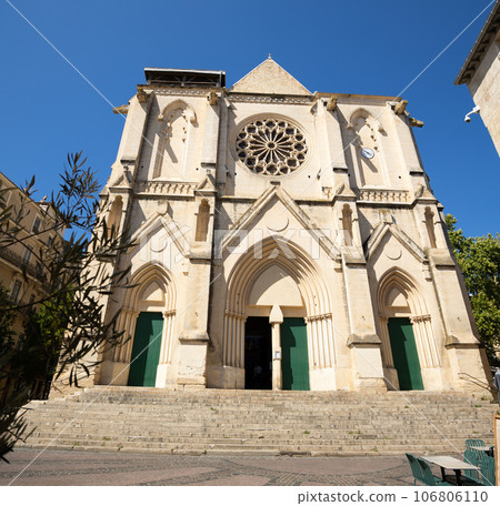 Against blue sky is building church of Saint-Roche-de-Montpellier, made of white limeston 106806110