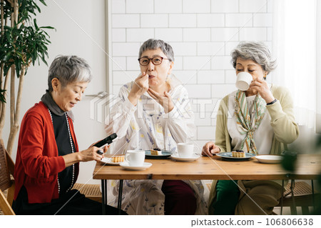 高級朋友在咖啡館喝茶/高級女性看智能手機 106806638