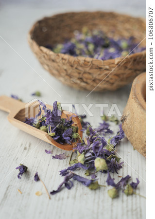 lavender dry leaf on on wooden spoon on table  106806707