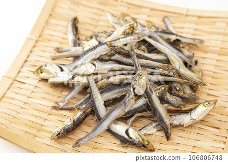 Dried sardines on a basket, white background 106806748