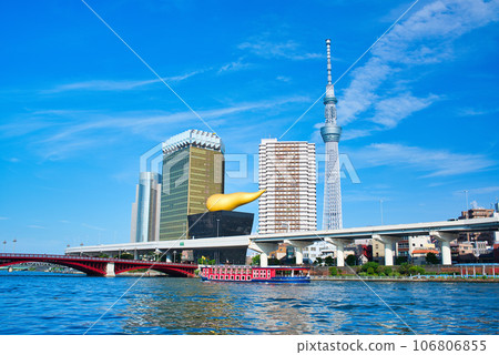 從隅田川露台眺望東京晴空塔和吾妻橋 106806855