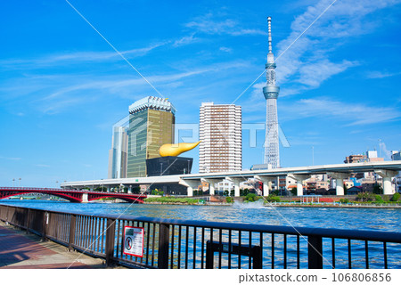從隅田川露台眺望東京晴空塔和吾妻橋 從隅田川露台眺望東京晴空塔和吾妻橋 106806856