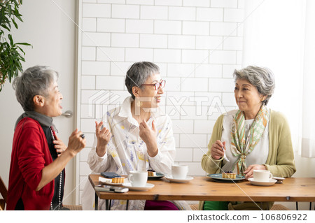 資深朋友在咖啡館喝茶 106806922