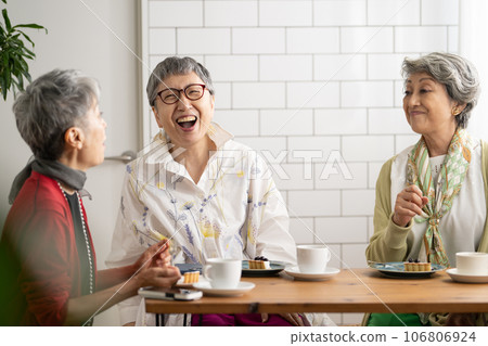 資深朋友在咖啡館喝茶 106806924