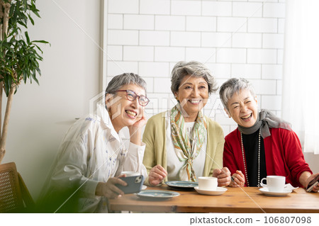 老友在咖啡館喝茶，老婦人拍紀念照 106807098
