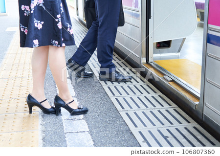A man and a woman about to board a train. Photography provided by Keio Electric Railway Co., Ltd. 106807360