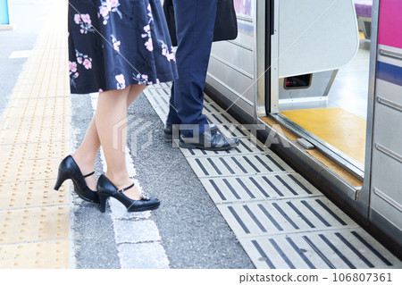 A man and a woman about to board a train. Photography provided by Keio Electric Railway Co., Ltd. 106807361