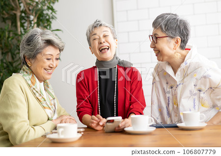 高級朋友在咖啡館喝茶/高級女性看智能手機 106807779