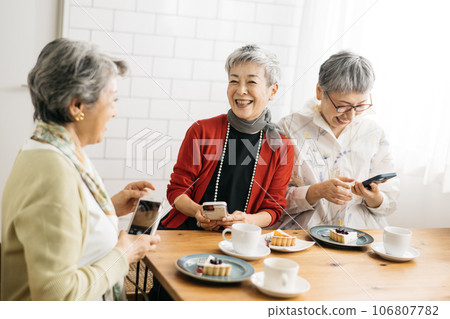 高級朋友在咖啡館喝茶/高級女性看智能手機 106807782