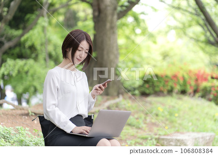 Woman working outdoors 106808384