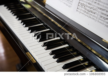 piano diagonal composition 106808993