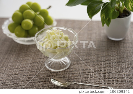 Shine Muscat Ice and Shine Muscat 106809341