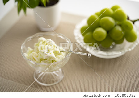 Shine Muscat Ice and Shine Muscat 106809352